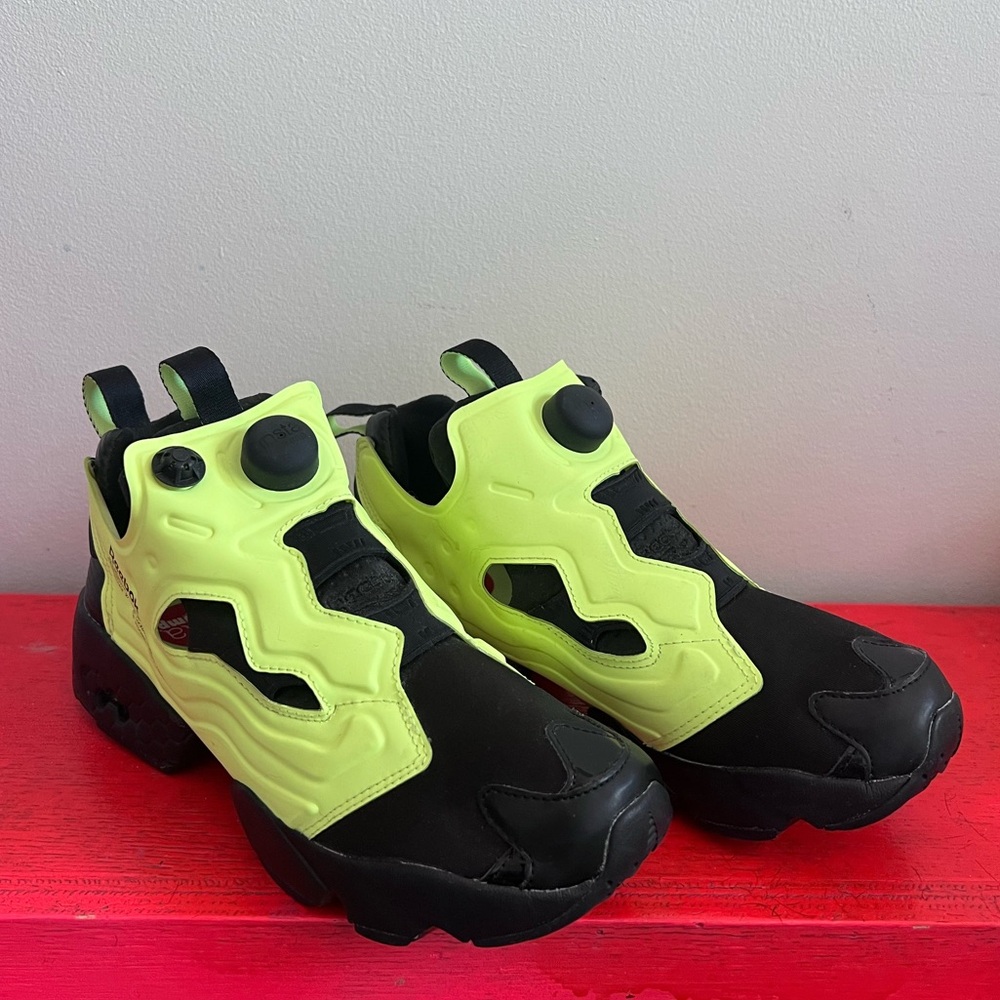 BRAND NEW! Reebok instapump pump fury black neon yellow